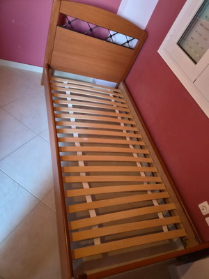 Κρεβάτι μονό 190x90 εκ. με ορθοπεδικές τάβλες και κομοδίνο σαν καινούργιο