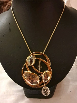 Swarovski necklace vintage design like new, gold color