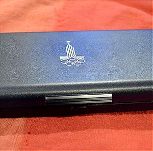 Αναμνηστική συσκευασία (κενή) από τους Ολυμπιακούς Αγώνες της Μόσχας του 1980 (50 ευρώ).