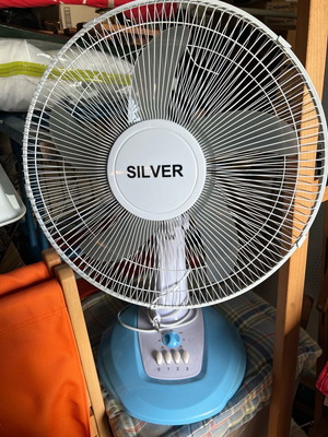 Silver fans with 3 speeds like new, pack of 2
