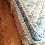  Σετ σκαλιστό ξύλινο κρεβάτι διπλό, στρώμα, υπόστρωμα, 2 κομοδίνα και 2 πορτατίφ