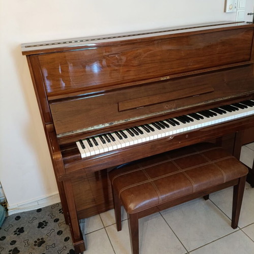 Royale Upright Piano like new, brown with bench