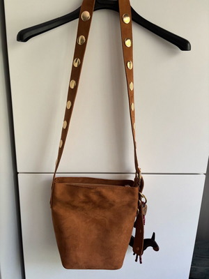 Τσάντα ώμου Stradivarius καφέ σαν καινούργια, τύπου suede με charm