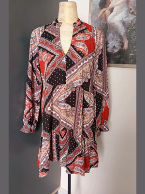 Stradivarius women's dress size L colorful, like new