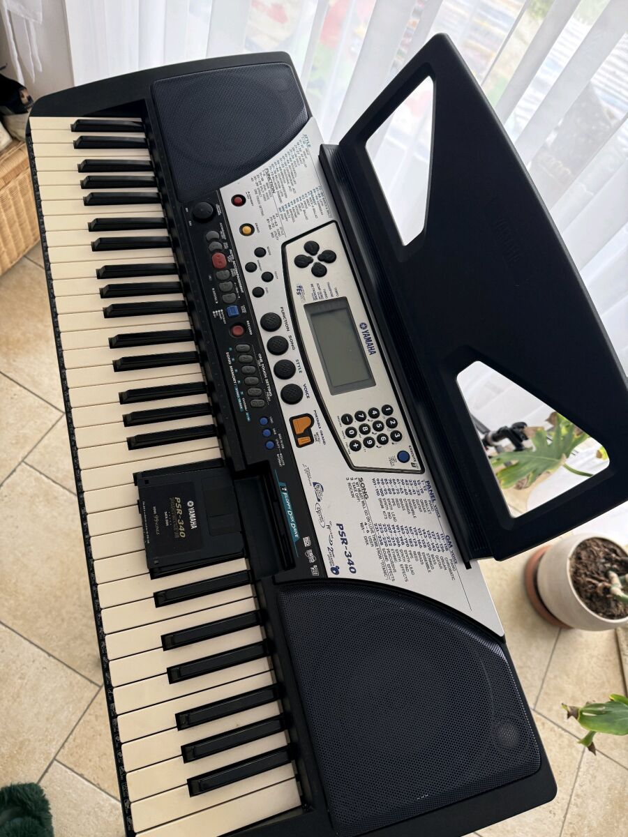 Yamaha PSR 340 used with stand, case… - € 600,00 - Vendora.cy