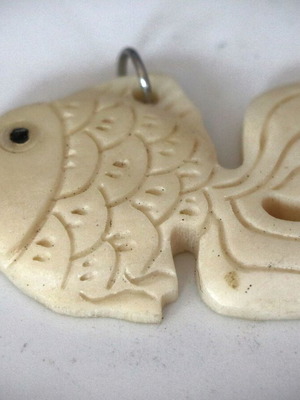 Χειροποίητο tribal μενταγιόν fish figure από κόκαλο με δερμάτινο κορδόνι