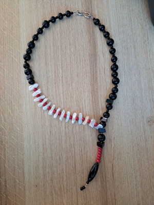 Asymmetric necklace