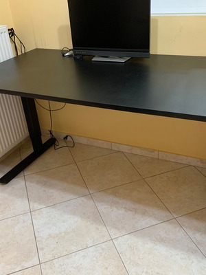 Ηλεκτρικό γραφείο με ρ/θ ύψος