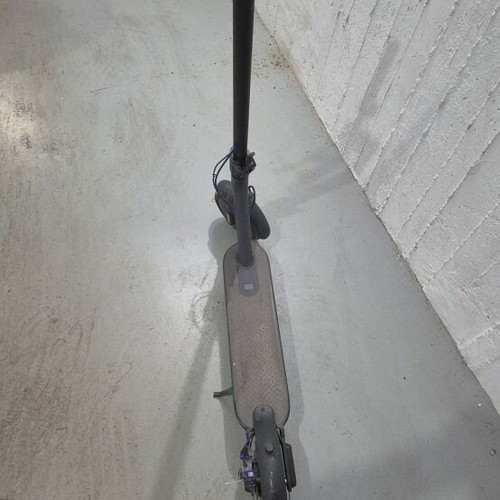 Xiaomo Mi Electric Scooter 3 with charger and phone mount