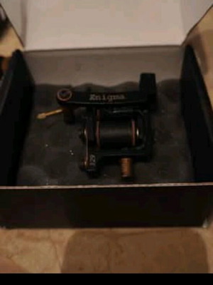 Complete tattoo set like new with two motors, power supply and pedal