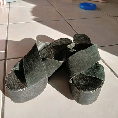 Labrini women's black suede platform slippers like new, size 37