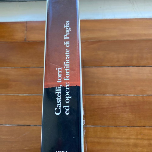 Book Castelli, torri ed opere fortificate di Puglia with hardcover and case