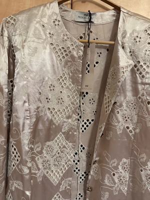 Nidodileda shirt new, satin with embroidery and gold buttons