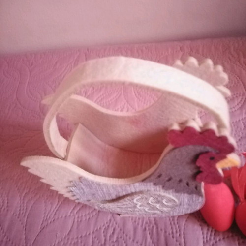 Easter basket hen with 3 red eggs new