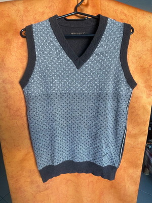 Branded women's sweater like new size Medium