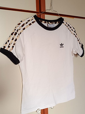 Adidas women's t-shirt like new, size M