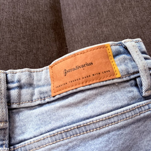 Stradivarius high-waist jeans with rips, size 34, like new