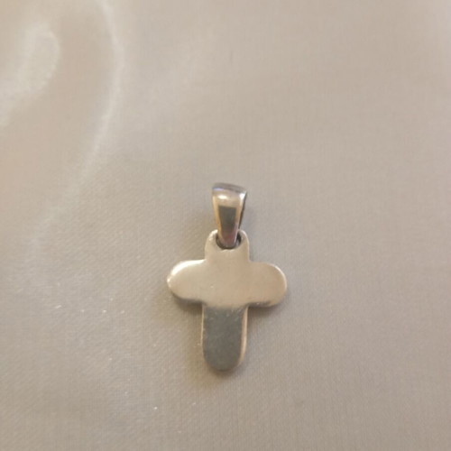 Silver cross pendant like new with polished finish