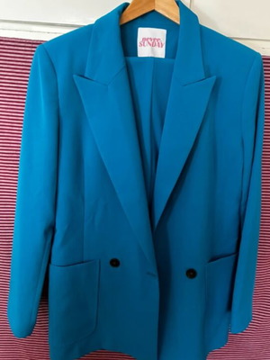 Never on Sunday women's blazer and pants set size L like new, blue