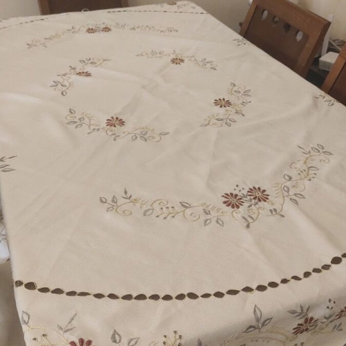 Set of round and square tablecloths like new