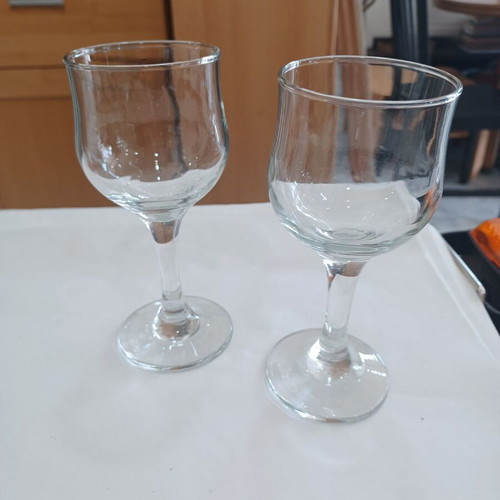 Set of 2 stemmed glasses like new