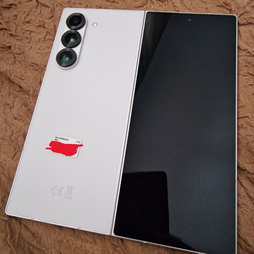 Samsung Galaxy Z Fold 6 12GB 1TB white used with cases