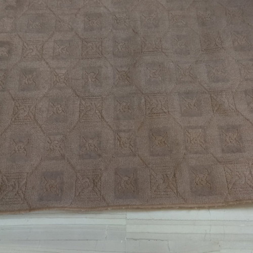Carpet rug used in beige brown color 130x170
