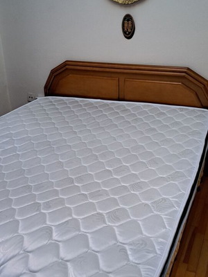 Satin mattress topper like new, medium firm 150x200x10