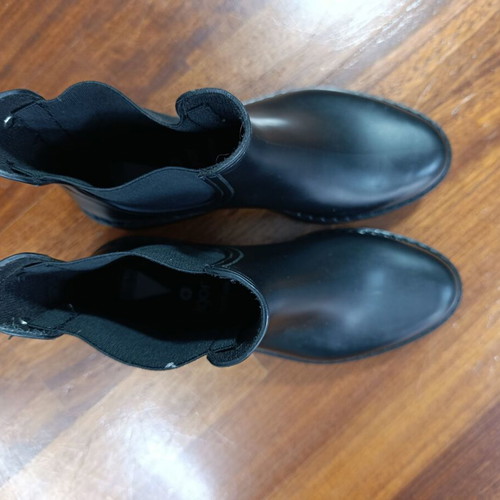 Verbenas black low galotzes like new, size 38