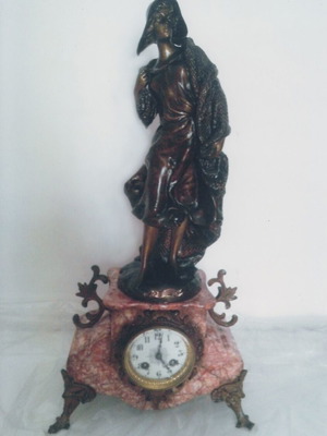 Madrassi Peche sculpture clock in Carrara marble like new