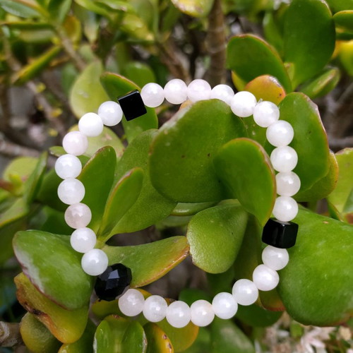 Handmade bracelet with rose quartz and black crystals, elastic