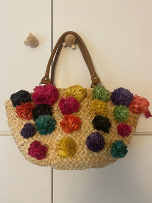 Straw handbag with colorful decorations
