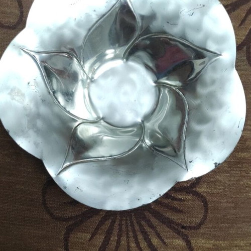 Decorative bowl shaped like a flower used, diameter 23 cm, with three legs