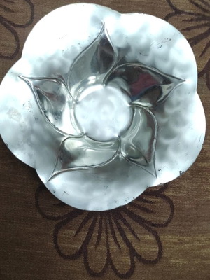 Decorative bowl shaped like a flower used, diameter 23 cm, with three legs