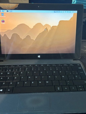 Microsoft Surface RT ανακατασκευασμένο με γνήσιο Type Cover και Linux