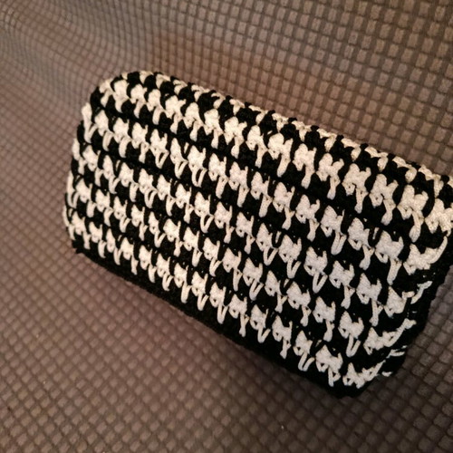 Handmade knitted Pie de poule wrist bag new, black-white