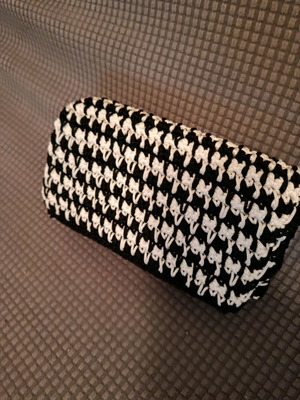 Handmade knitted Pie de poule wrist bag new, black-white