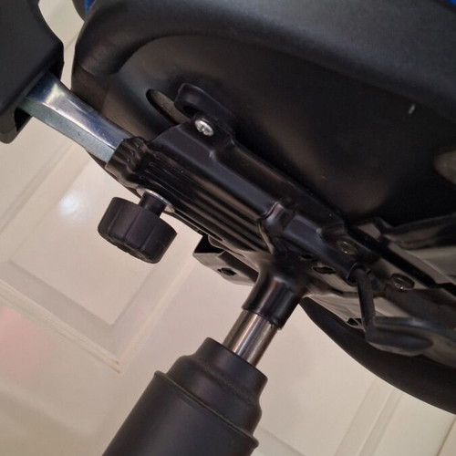 Adjustable office chair with armrests