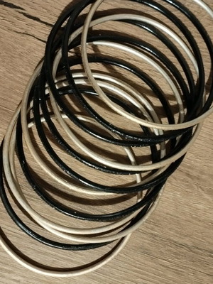 Set of 12 bracelets like new, 6 gold and 6 black