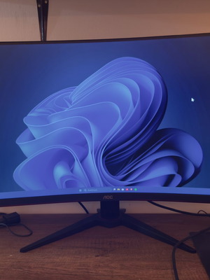 Οθόνη AOC curved 32” Full HD σαν καινούργια