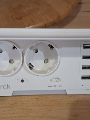 Πολύπριζο 2x Shucko με 4x USB φόρτισης, φώτακι νυκτός LED και βάση κινητού σαν καινούργιο