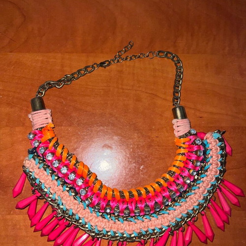 Stradivarius necklace like new, pink