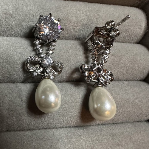 Pearl dangle earrings like new, silver-plated with imitation teardrop pearls