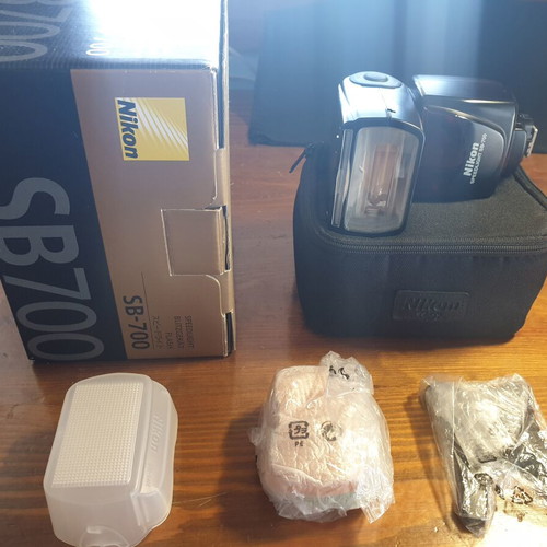 Nikon Speedlight SB-700 iTTL flash like new with batteries and charger