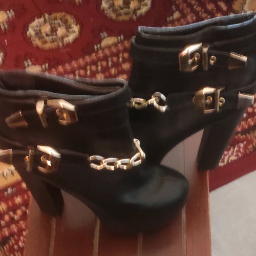 Ankle boots with high heel and platform like new, black