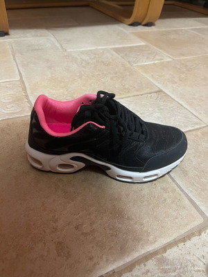 Athletic shoes size 39 like new, black and pink