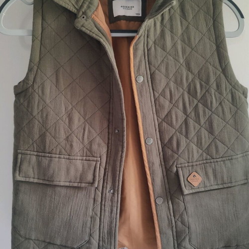 Reserved sleeveless vest 140 cm like new, green
