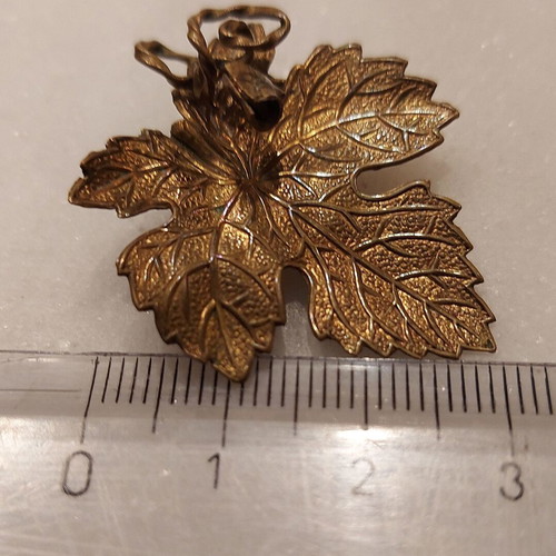 Vintage women's pins used, brown and gold colors
