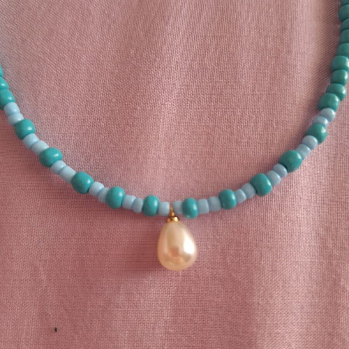 Handmade necklace with size gradient in blue