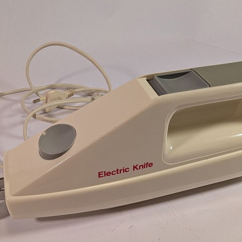 Electric kitchen knife used with 2 double serrated blades and wall mount